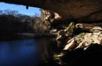 A bela Hamilton Pool, uma piscina natural entre um grande rochedo, perto de Austin, capital do Texas, nos Estados Unidos